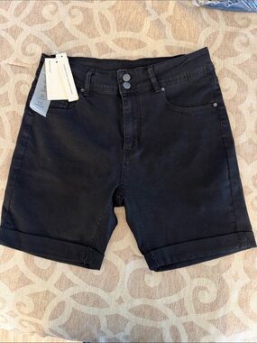 NWT Roswear women’s black denim shorts size large